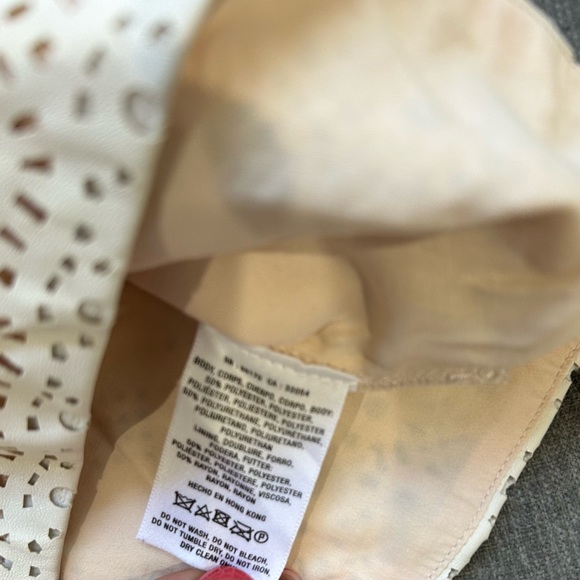 💥PRICE⬇️ DOLCE VITA • Cream faux Leather Laser Cut Out Shorts • size Large - Picture 4 of 9